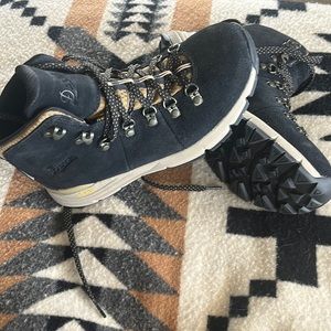 Like new w/box, waterproof Danner Womens Mountain 600 Black Suede Hiking Boots